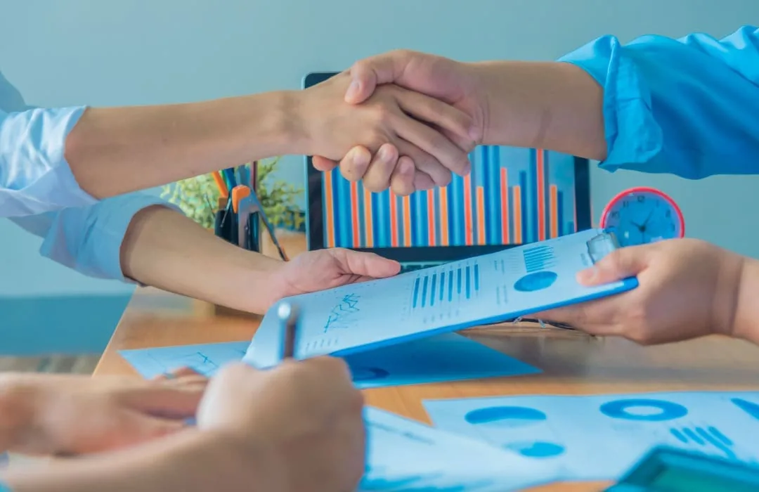 Pitch deck vs business plan: What you really need to raise capital?