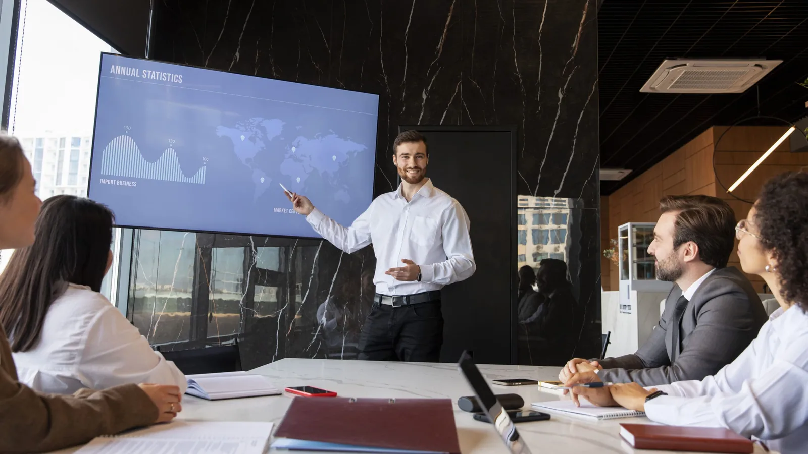 Teaser Deck vs Pitch Deck: What’s the difference and which one do you need?